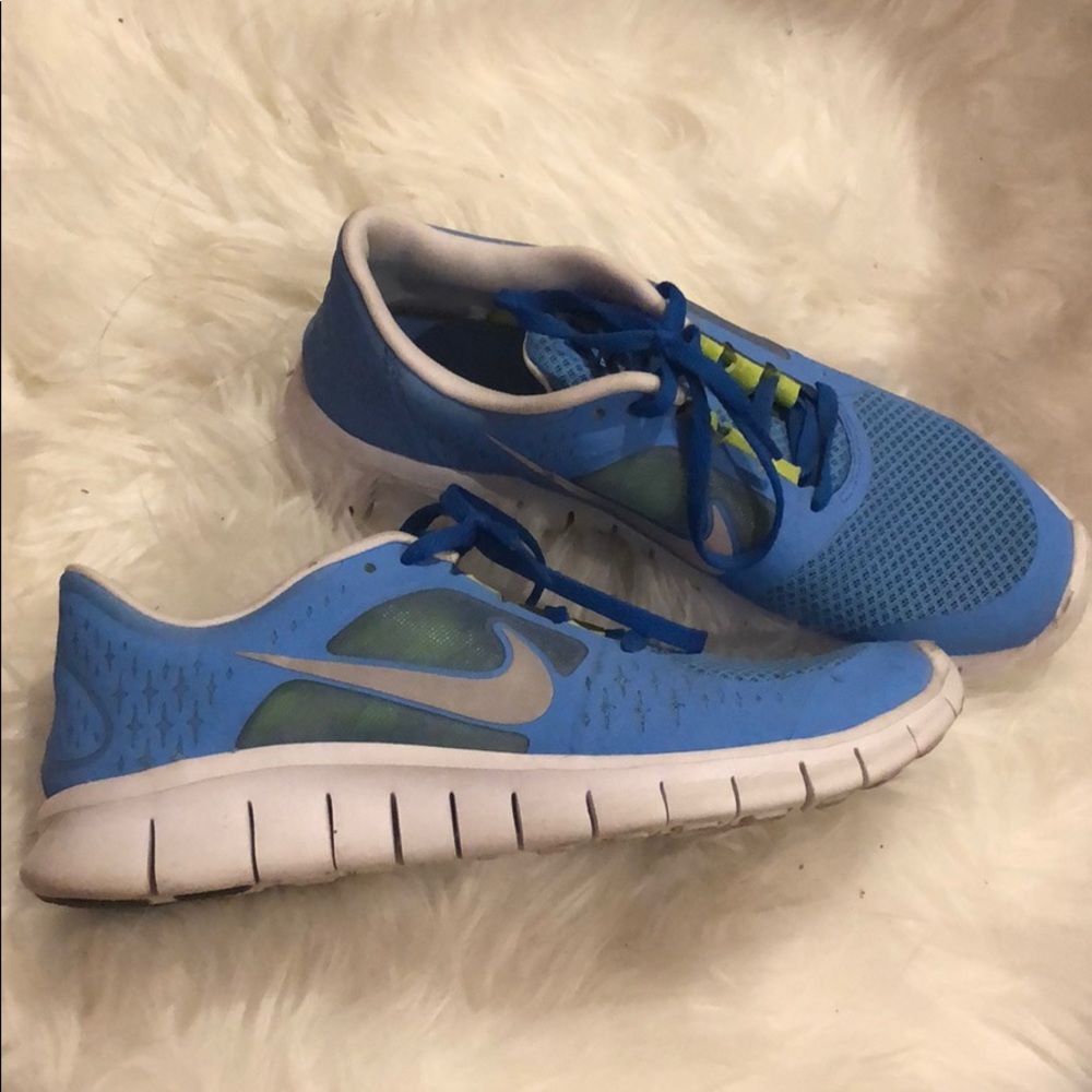 NIKE FREE RUNS